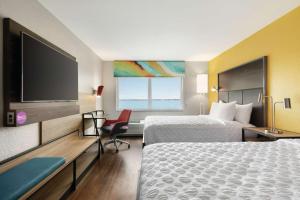 Tru By Hilton Sebring FL客房内的一张或多张床位