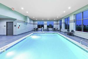 uma piscina com água azul num edifício em Hampton Inn Gardner em Gardner