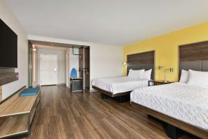Tru By Hilton Sebring FL客房内的一张或多张床位