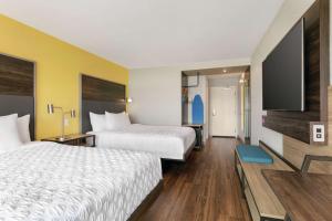Tru By Hilton Sebring FL客房内的一张或多张床位