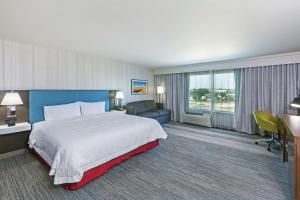 Hampton Inn Gardner客房内的一张或多张床位