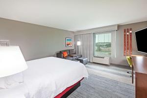 GardnerHampton Inn Gardner的配有床和电视的酒店房间