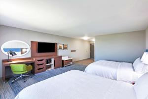 Hampton Inn Gardner的电视和/或娱乐中心