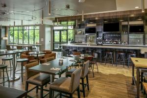 a restaurant with tables and chairs and a bar at Hilton Garden Inn Wenatchee, Wa in Wenatchee