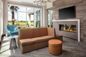 a living room with a couch and a fireplace at Hilton Garden Inn Sacramento Airport Natomas in Sacramento