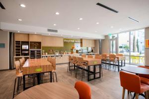 una clase con mesas y sillas y una cafetería en Home2 Suites By Hilton Carlsbad, Ca, en Carlsbad