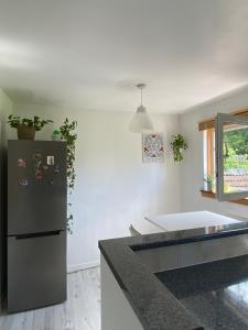een keuken met een koelkast en een aanrecht bij Cozy bedroom in shared accommodation with free parking in Edinburgh