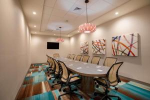 Home2 Suites By Hilton Carlsbad, Ca的电视和/或娱乐中心