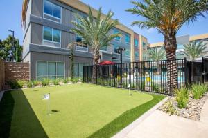 Home2 Suites By Hilton Carlsbad, Ca外面的花园