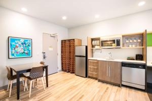 Home2 Suites By Hilton Carlsbad, Ca的厨房或小厨房