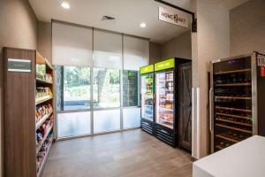 Home2 Suites By Hilton Carlsbad, Ca的厨房或小厨房
