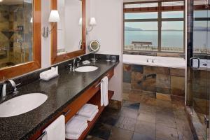 Chrysalis Inn & Spa Bellingham, Curio Collection by Hilton的一间浴室
