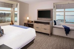 Chrysalis Inn & Spa Bellingham, Curio Collection by Hilton客房内的一张或多张床位