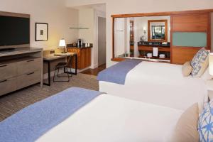 Chrysalis Inn & Spa Bellingham, Curio Collection by Hilton客房内的一张或多张床位