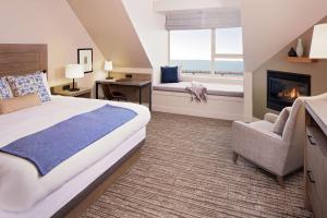 Chrysalis Inn & Spa Bellingham, Curio Collection by Hilton客房内的一张或多张床位