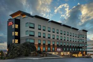 un edificio con un cartel en el costado en Hampton Inn & Suites Spokane Downtown-South en Spokane