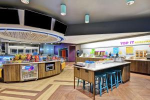 Tru By Hilton Idaho Falls Id的厨房或小厨房