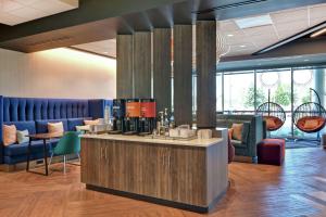 een lobby met een bar met stoelen en tafels bij Tru By Hilton Idaho Falls Id in Idaho Falls