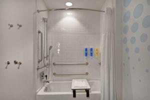 Tru By Hilton Idaho Falls Id的一间浴室