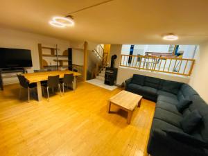 ein Wohnzimmer mit einem Sofa und einem Tisch in der Unterkunft LakeSide Villa - 18 in Niederried