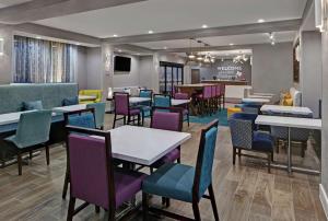 a dining room with tables and chairs at Hampton Inn Weslaco in Weslaco