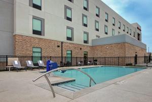 a swimming pool in front of a building at Hampton Inn Weslaco in Weslaco