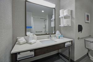 un bagno con lavandino, water e specchio di Hampton Inn Weslaco a Weslaco