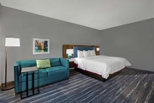 una camera d'albergo con un letto e un divano di Hampton Inn Weslaco a Weslaco