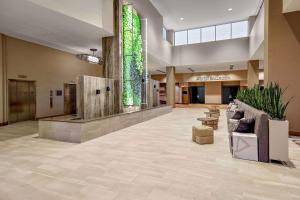 um lobby de um hospital com uma área de espera e um lobby em Embassy Suites Jonesboro - Arkansas State em Jonesboro