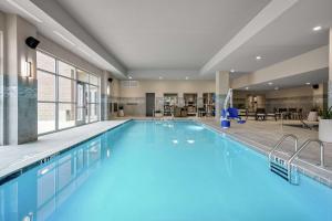 een groot zwembad met blauw water in een hotelkamer bij Embassy Suites Jonesboro - Arkansas State in Jonesboro