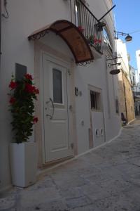 ノーチにあるLe Chiavi di San Pietroの白い建物(ドア、バルコニー付)