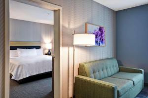 Home2 Suites By Hilton Georgetown客房内的一张或多张床位