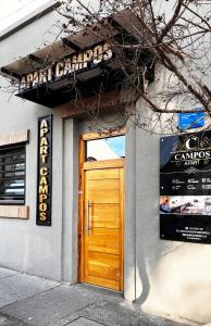 une porte en bois sur le côté du bâtiment dans l'établissement Hostal Campos Rancagua, à Rancagua