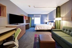 Home2 Suites By Hilton Georgetown的电视和/或娱乐中心