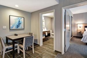 Home2 Suites By Hilton Georgetown客房内的一张或多张床位