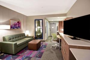 Home2 Suites By Hilton Georgetown的电视和/或娱乐中心