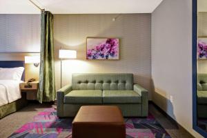 Home2 Suites By Hilton Georgetown客房内的一张或多张床位