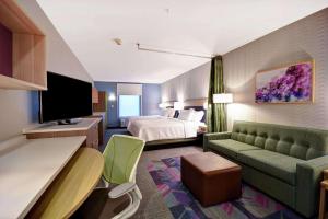乔治城Home2 Suites By Hilton Georgetown的配有床和沙发的酒店房间