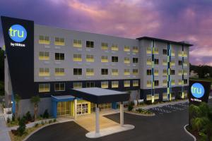 a rendering of a tru hotel at dusk at Tru By Hilton Lake City in Lake City