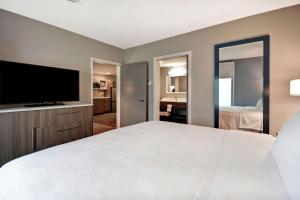 Home2 Suites By Hilton Georgetown客房内的一张或多张床位