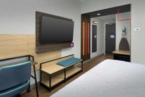 TV a/nebo společenská místnost v ubytování Tru By Hilton Lake City