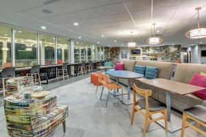 Home2 Suites By Hilton Foley的休息区