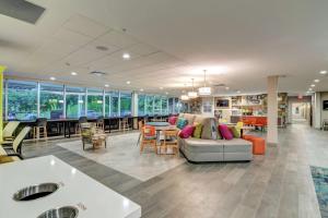 弗利Home2 Suites By Hilton Foley的带沙发、椅子和桌子的办公室