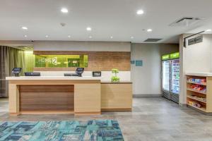Home2 Suites By Hilton Foley的厨房或小厨房