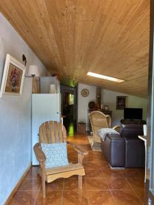 ブラガにあるQuinta do Tanquinhoの木製の天井とソファ付きのリビングルーム