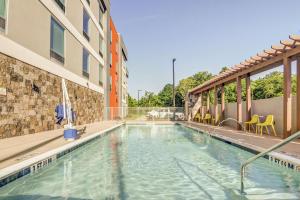 una piscina al lado de un edificio en Home2 Suites By Hilton Foley en Foley