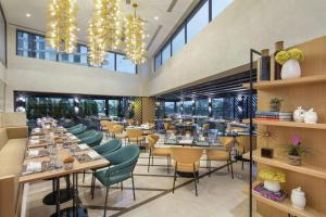 阿菲永Doubletree By Hilton Afyonkarahisar的有桌椅和窗户的餐厅