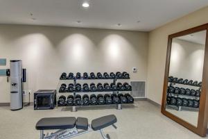 Home2 Suites By Hilton Foley的健身中心和/或健身设施