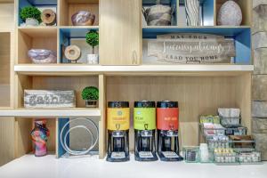Home2 Suites By Hilton Foley的咖啡和沏茶工具