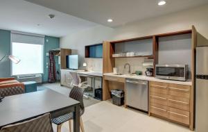 Home2 Suites By Hilton Foley的厨房或小厨房
